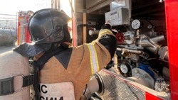 Пожарные потушили хозпостройку в Тымовском утром 4 апреля