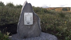 В Курильске установили памятный камень погибшим на Итурупе летчикам