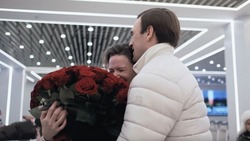 Артист Чехов-центра сделал предложение своей девушке в аэровокзале Южно-Сахалинска 