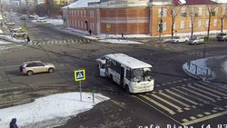 Невнимательный водитель врезался в пассажирский автобус в Южно-Сахалинске