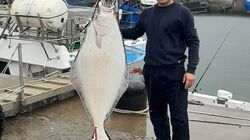 Вот это рыбина: сахалинцы похвастались пойманным у берегов Итурупа палтусом-гигантом
