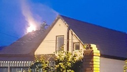 Крыша частного дома вспыхнула в районе Елани в Южно-Сахалинске утром 18 июля
