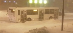Семь автобусов с пассажирами увязли в снегу на севере Южно-Сахалинска