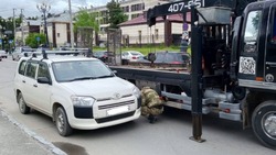 На улице Горького в Южно-Сахалинске провели рейд против нарушителей правил парковки