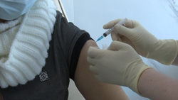 Разработчик "Спутника V" назвал дату начала  вакцинации подростков от коронавируса