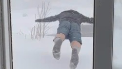 «Открой окно в сугроб»: популярный челлендж вернулся на Сахалин