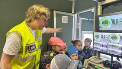Экскурсию по передвижной телестанции ОТВ провели для детей в Южно-Сахалинске
