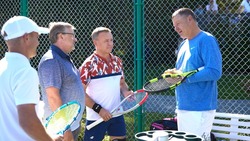Герой Олимпиады провел товарищеские матчи с теннисистами Южно-Сахалинска