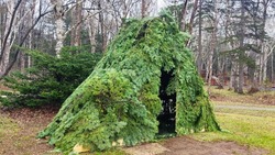 «Лагерь партизан» построили для гостей городского парка в Южно-Сахалинске к 9 мая