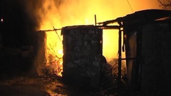 Два пожарных расчета тушили железнодорожные шпалы и хозяйственную постройку в Холмском районе