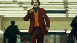 Убийца со счастливым лицом: в кинотеатрах стартовала мощная психологическая драма «Джокер»
