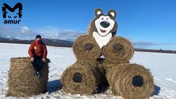 Большого медведя из тюков сена сделали жители села на Сахалине
