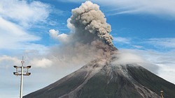 МЧС зафиксировало извержение вулкана Эбеко на высоту до 2,5 км на Курилах
