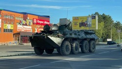 Сломанный БТР припарковали у «Бубль Гума» на проспекте Мира в Южно-Сахалинске