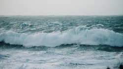 Опасные волны и обледенение судов спрогнозировали у берегов Сахалина на два дня